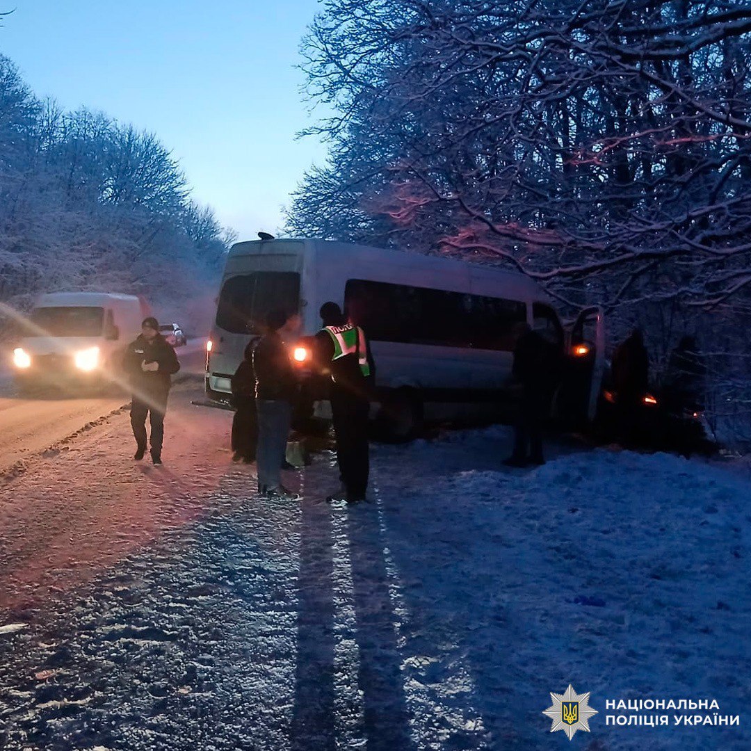 Под Харьковом автобус попал в ДТП: пассажиров госпитализировали.