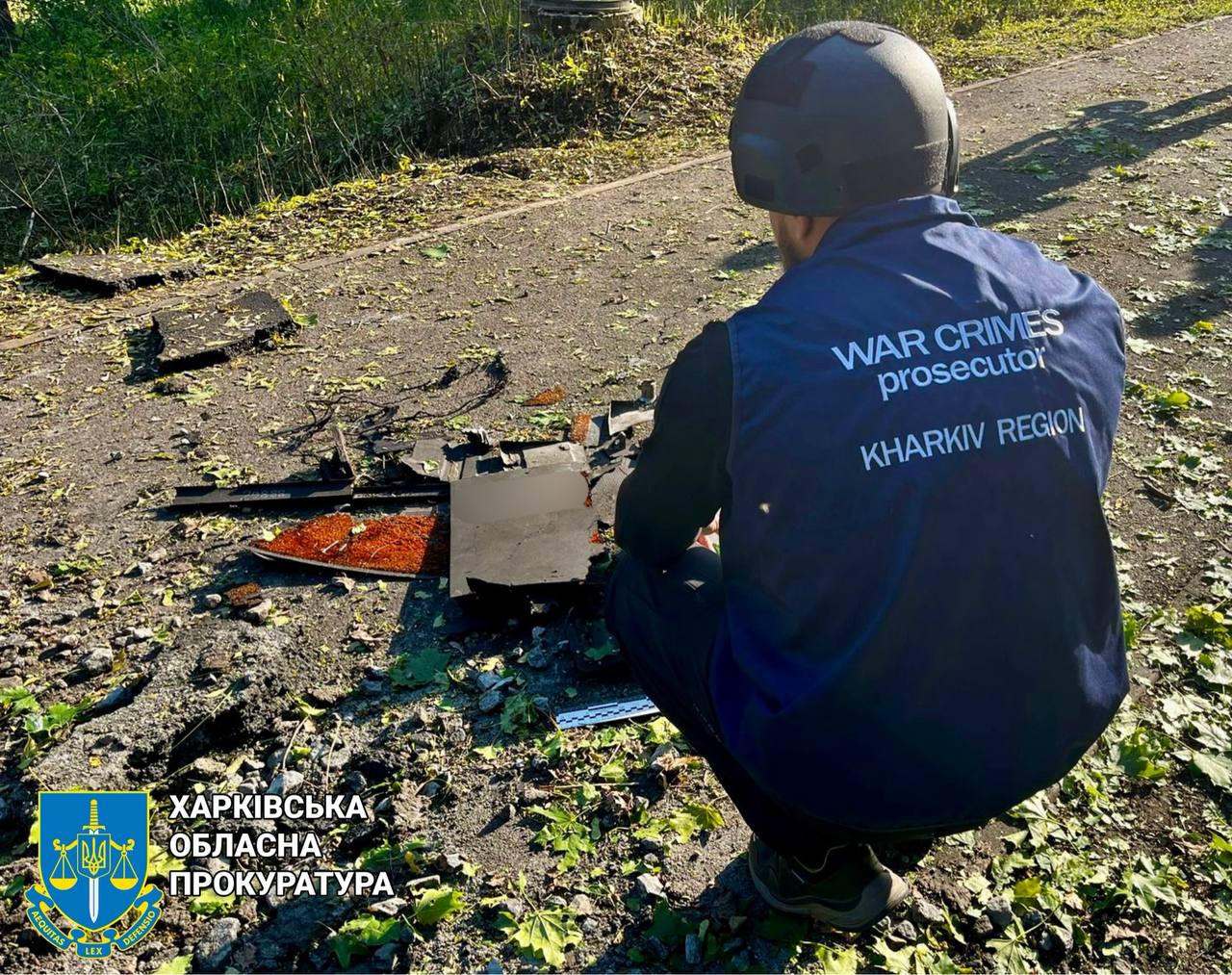 В прокуратуре показали фото последствий ночного обстрела Харькова.