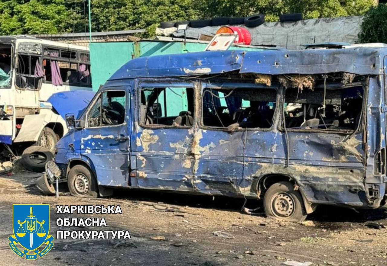 В прокуратуре показали фото последствий ночного обстрела Харькова.