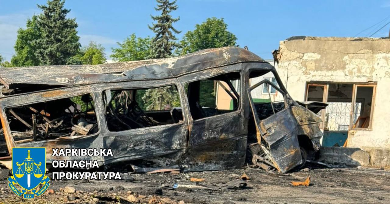 В прокуратуре показали фото последствий ночного обстрела Харькова.