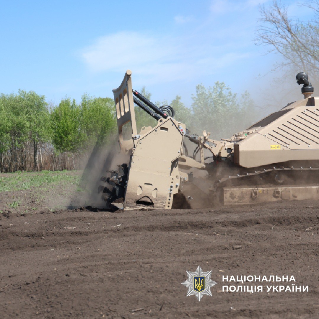 Германия передала харьковской полиции авто для перевозки машины разминирования: чем поможет.