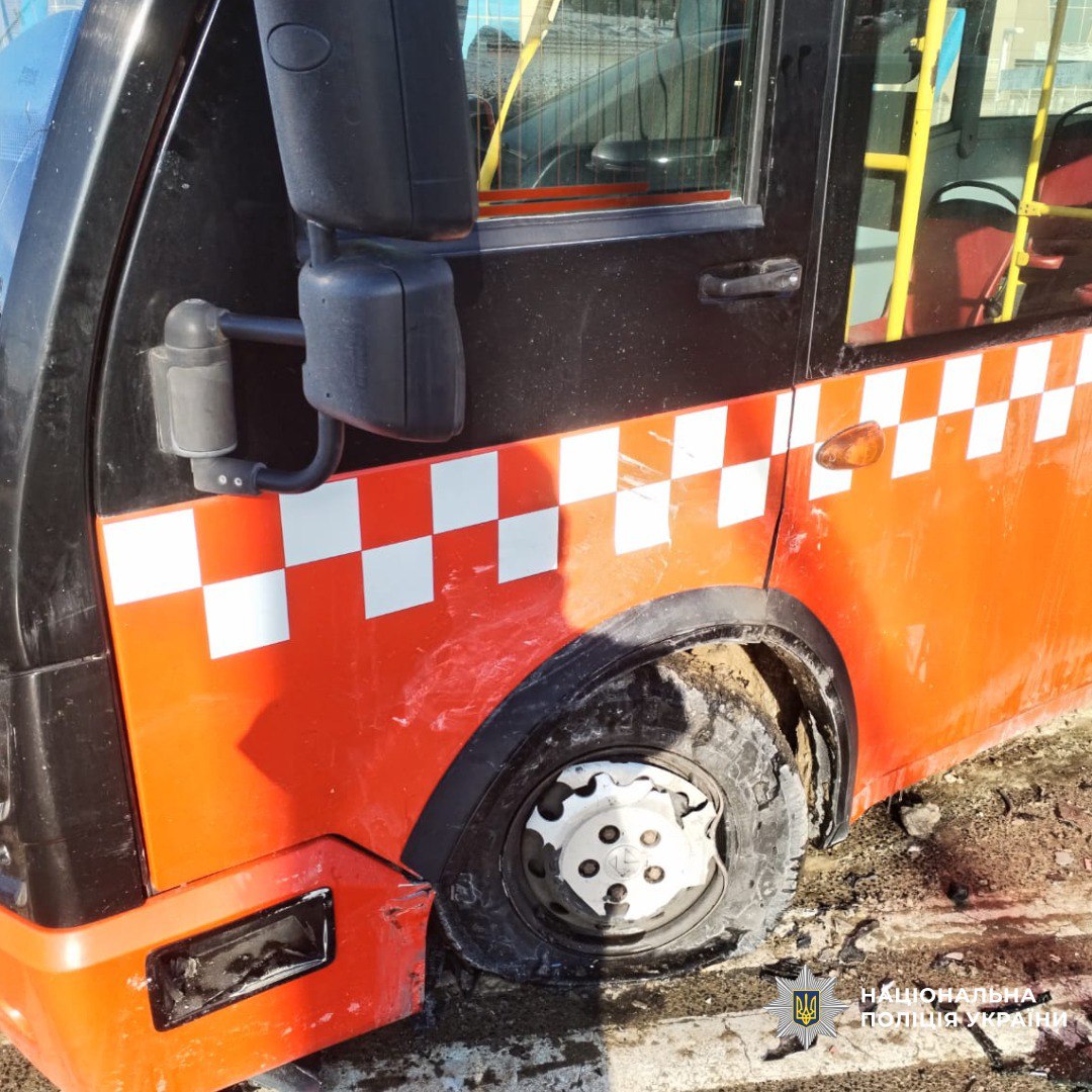 В Харькове столкнулись пассажирский автобус и автомобиль.