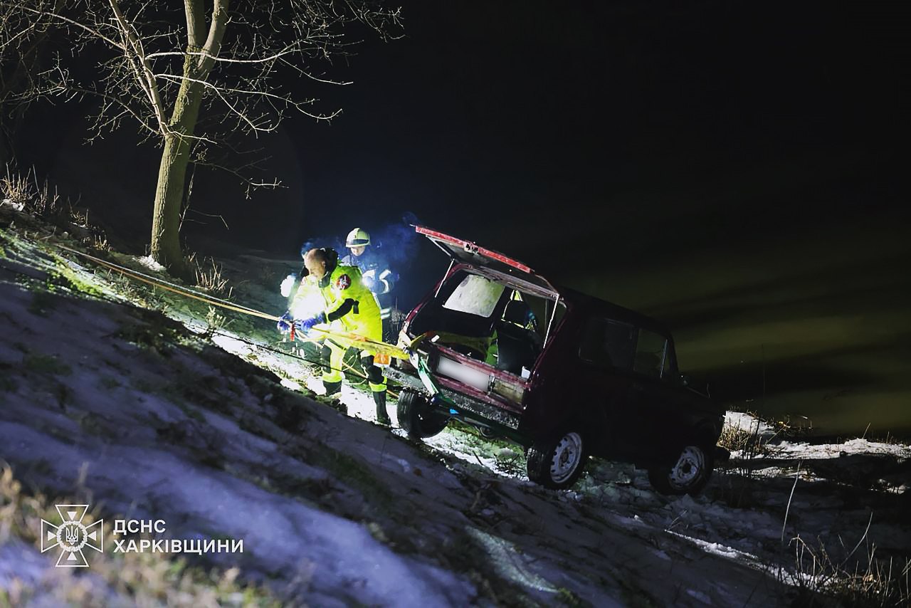 У Харкові рятувальники дістали із річки Лопань автомобіль.