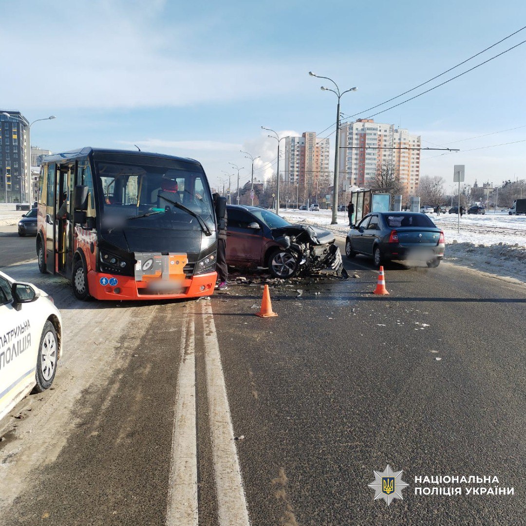 В Харькове столкнулись пассажирский автобус и автомобиль.