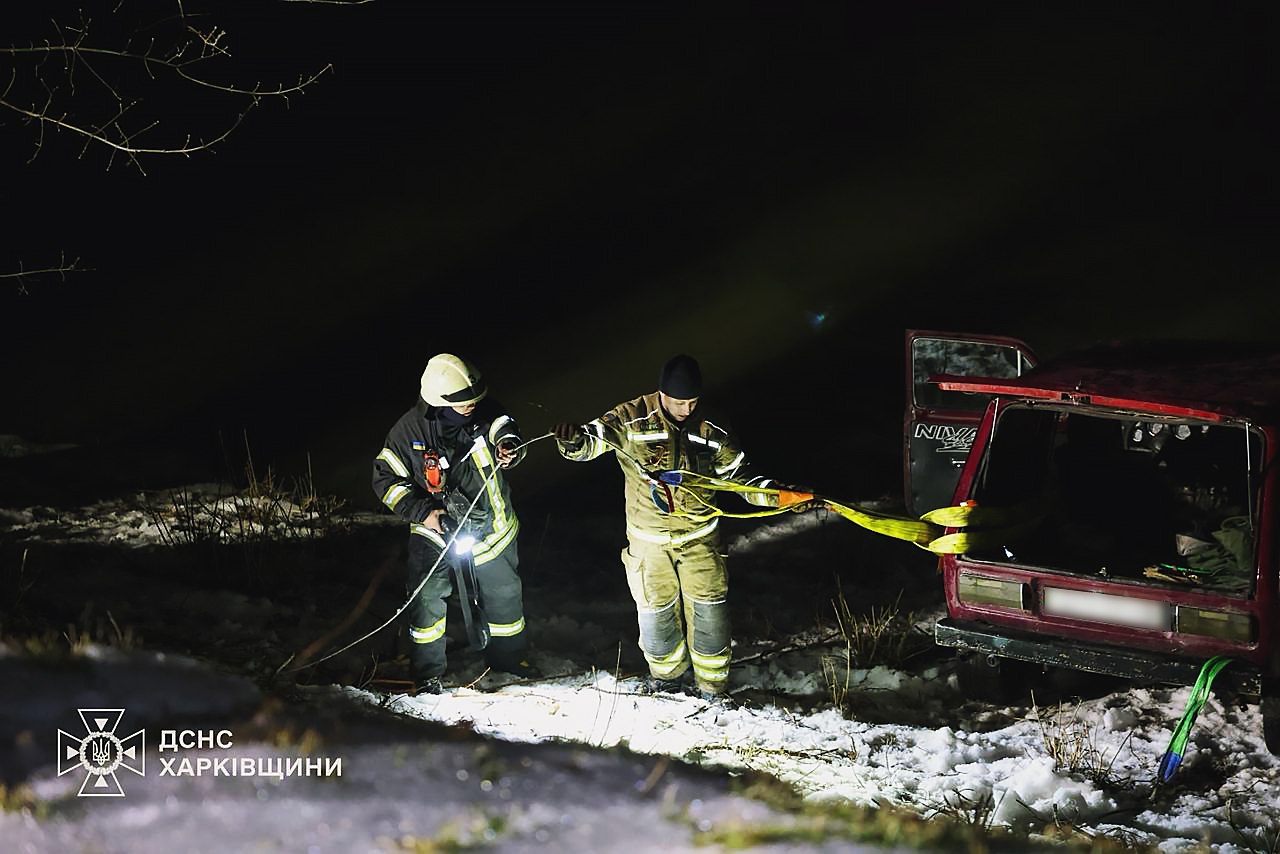 У Харкові рятувальники дістали із річки Лопань автомобіль.