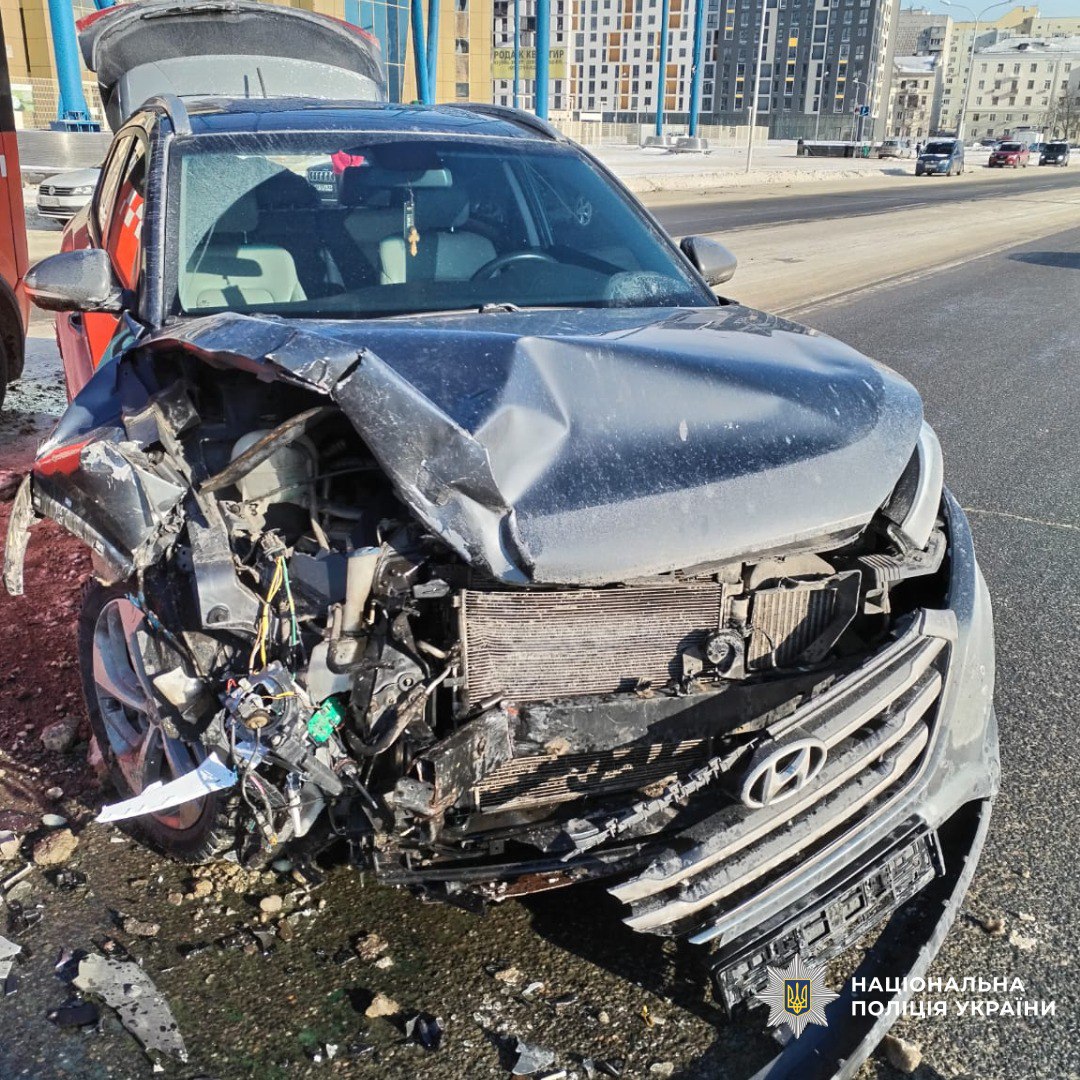 В Харькове столкнулись пассажирский автобус и автомобиль.