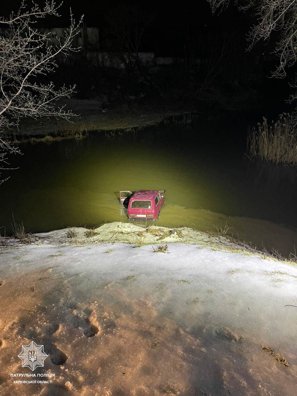 У Харкові рятувальники дістали із річки Лопань автомобіль.