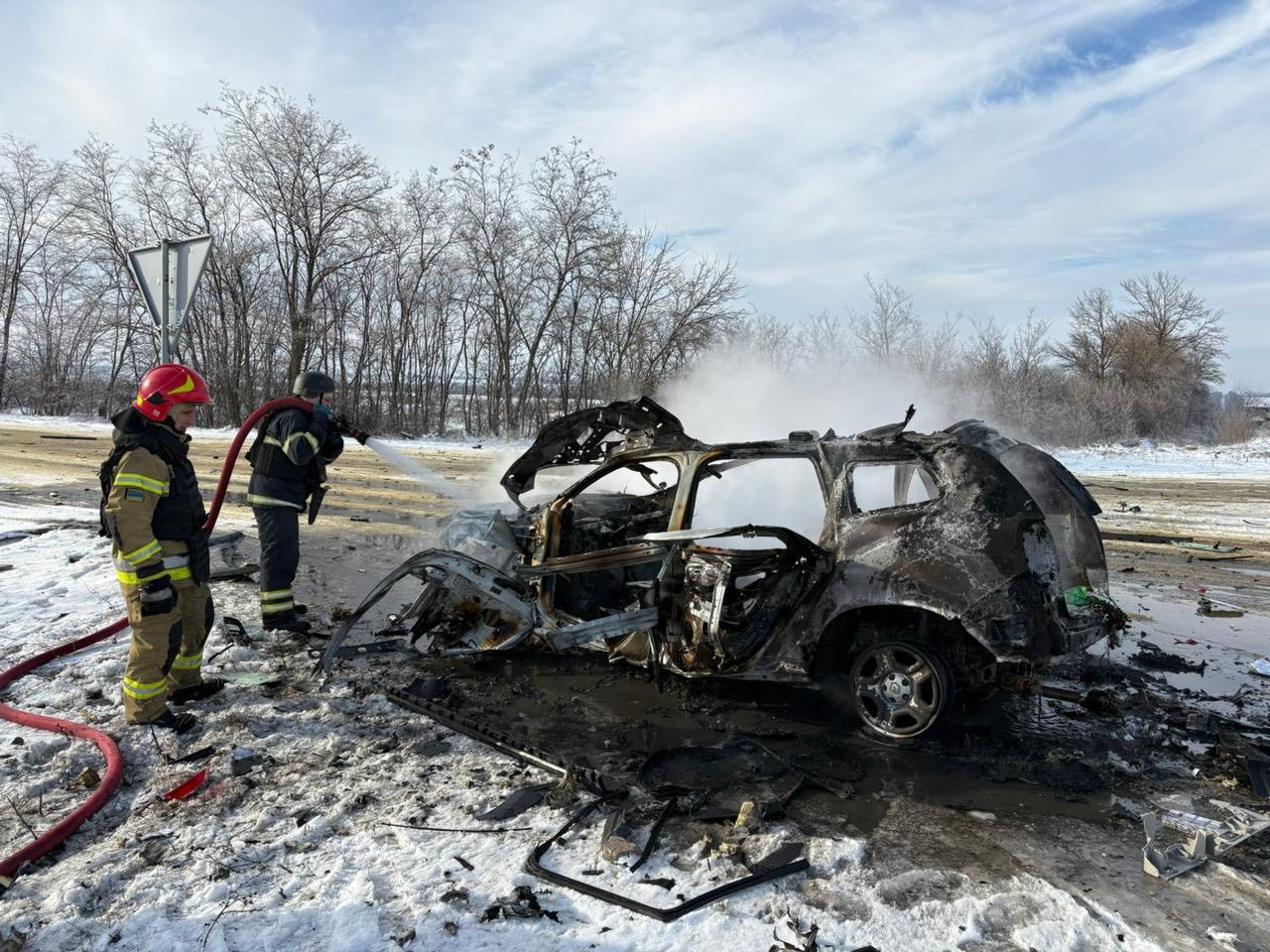 Автомобиль медиков попал под удар БпЛА в Изюмском районе: есть погибшие и раненые.