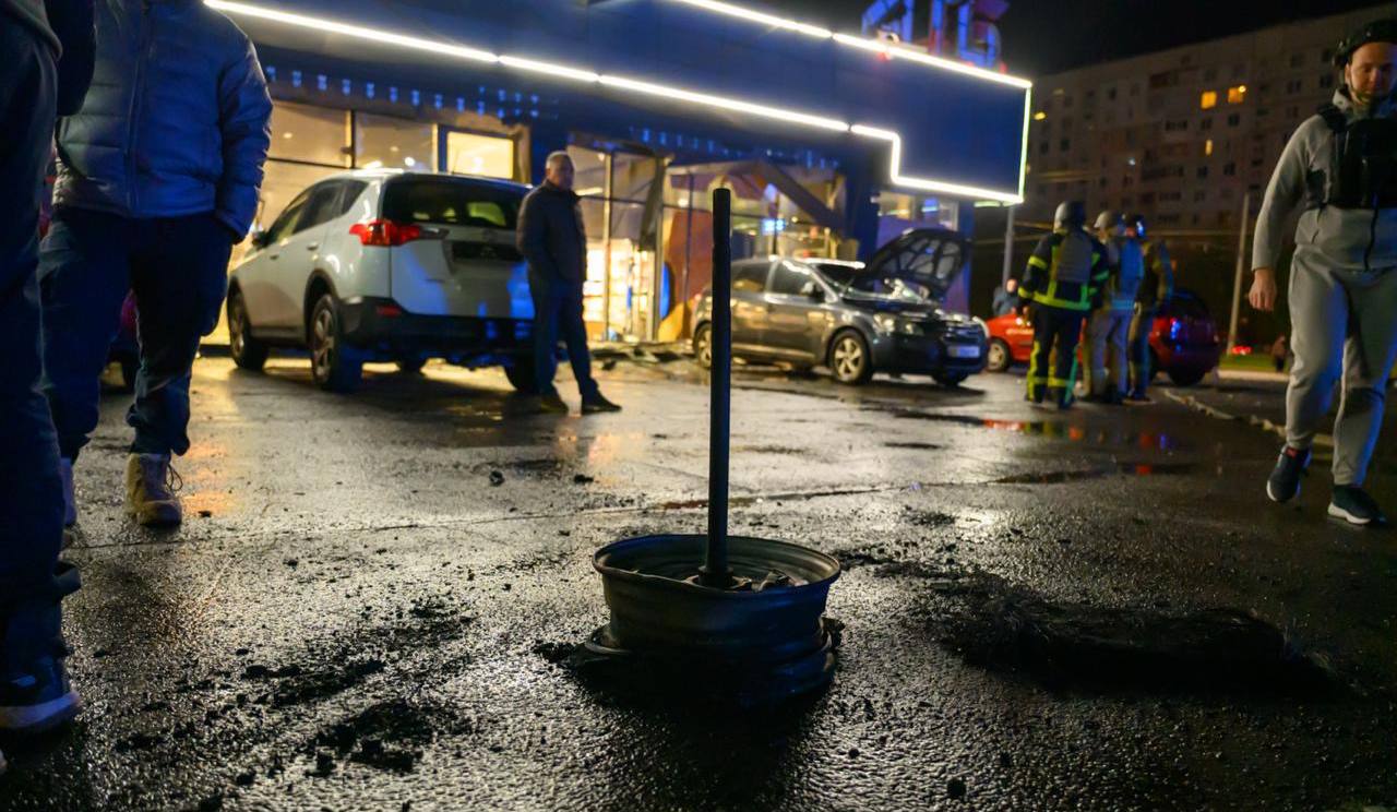 Вибух автомобіля на паркуванні супермаркету: поліція поки що не називає НП на Олексіївці терактом.