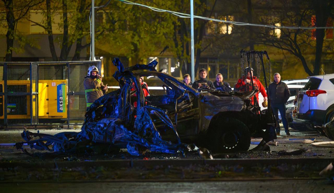 Вибух автомобіля на паркуванні супермаркету: поліція поки що не називає НП на Олексіївці терактом.
