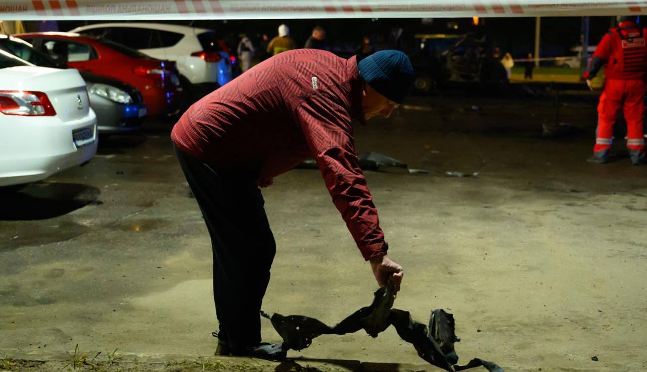 Вибух автомобіля на паркуванні супермаркету: поліція поки що не називає НП на Олексіївці терактом.