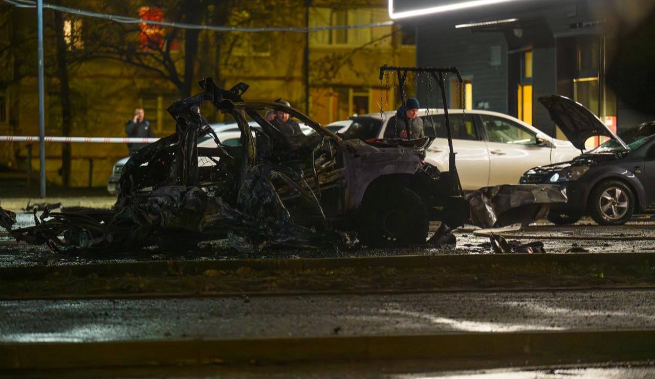 Вибух автомобіля на паркуванні супермаркету: поліція поки що не називає НП на Олексіївці терактом.