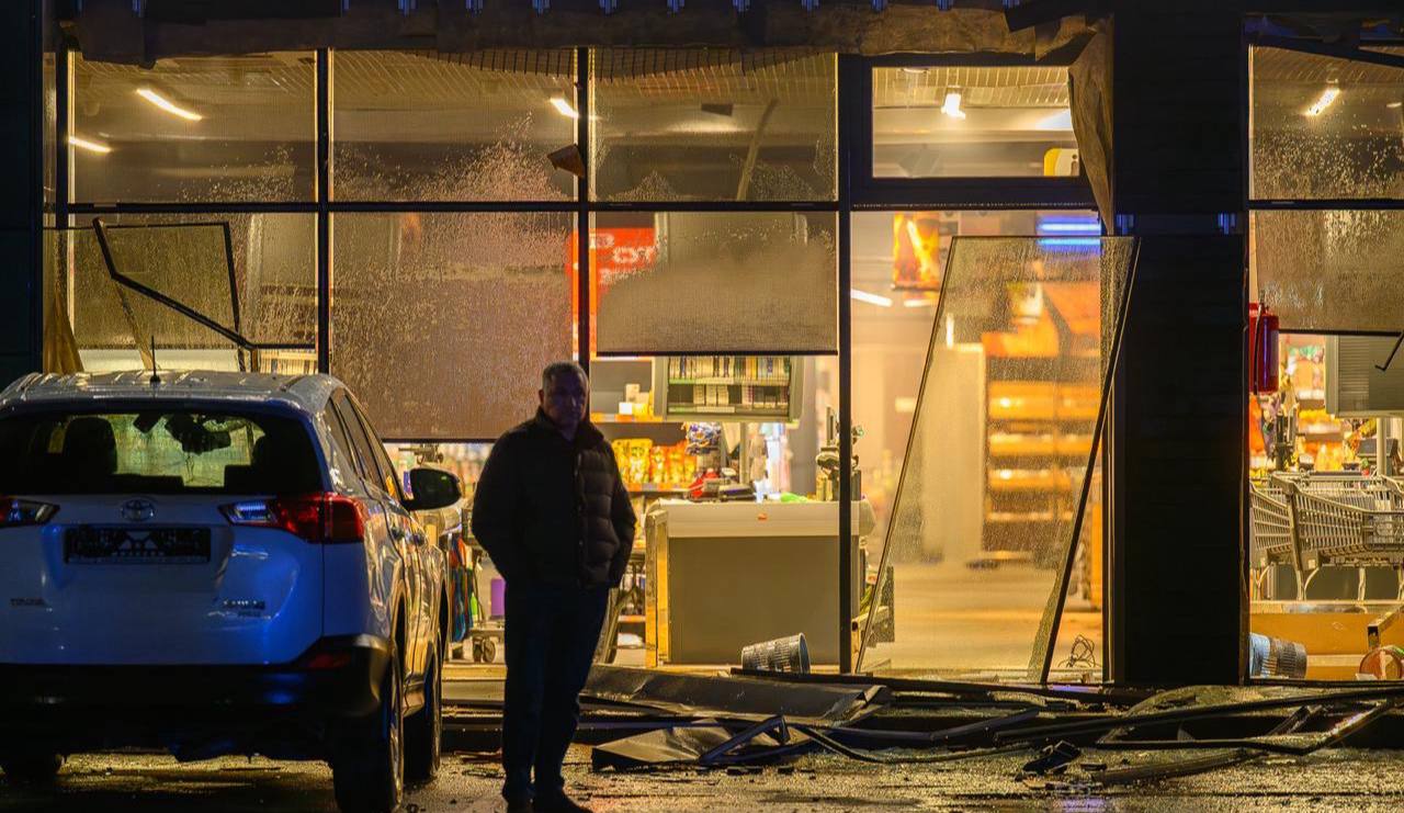 Вибух автомобіля на паркуванні супермаркету: поліція поки що не називає НП на Олексіївці терактом.