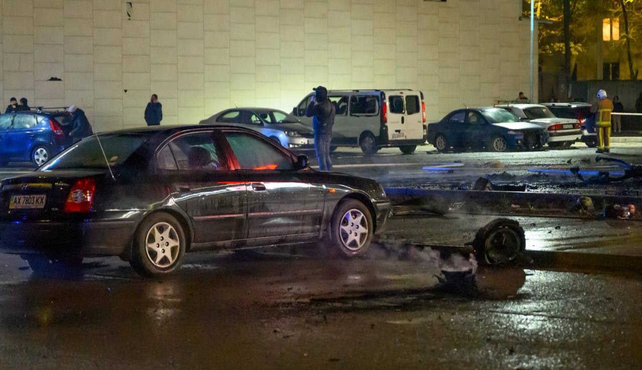 Вибух автомобіля на паркуванні супермаркету: поліція поки що не називає НП на Олексіївці терактом.