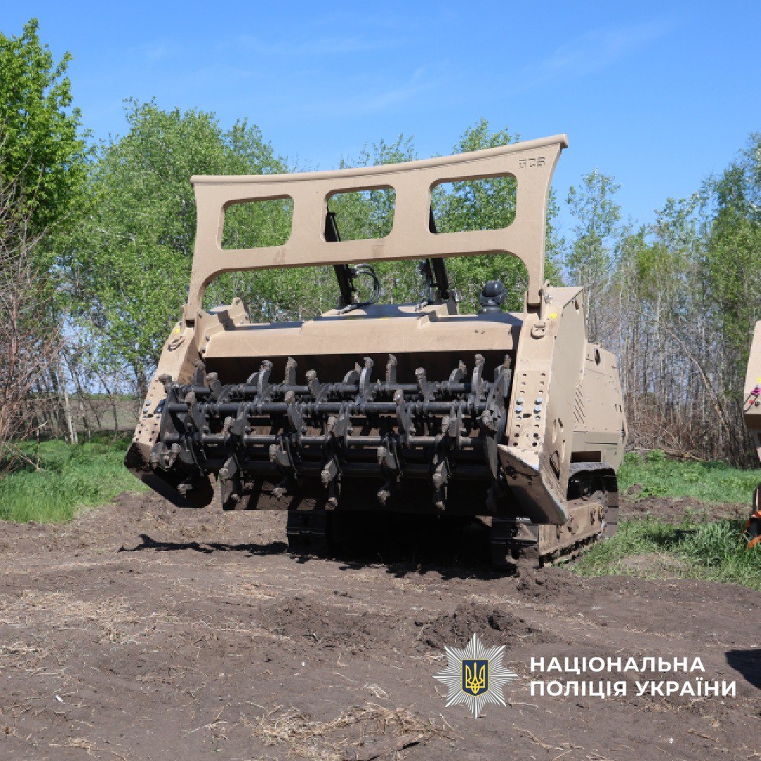 Германия передала харьковской полиции авто для перевозки машины разминирования: чем поможет.