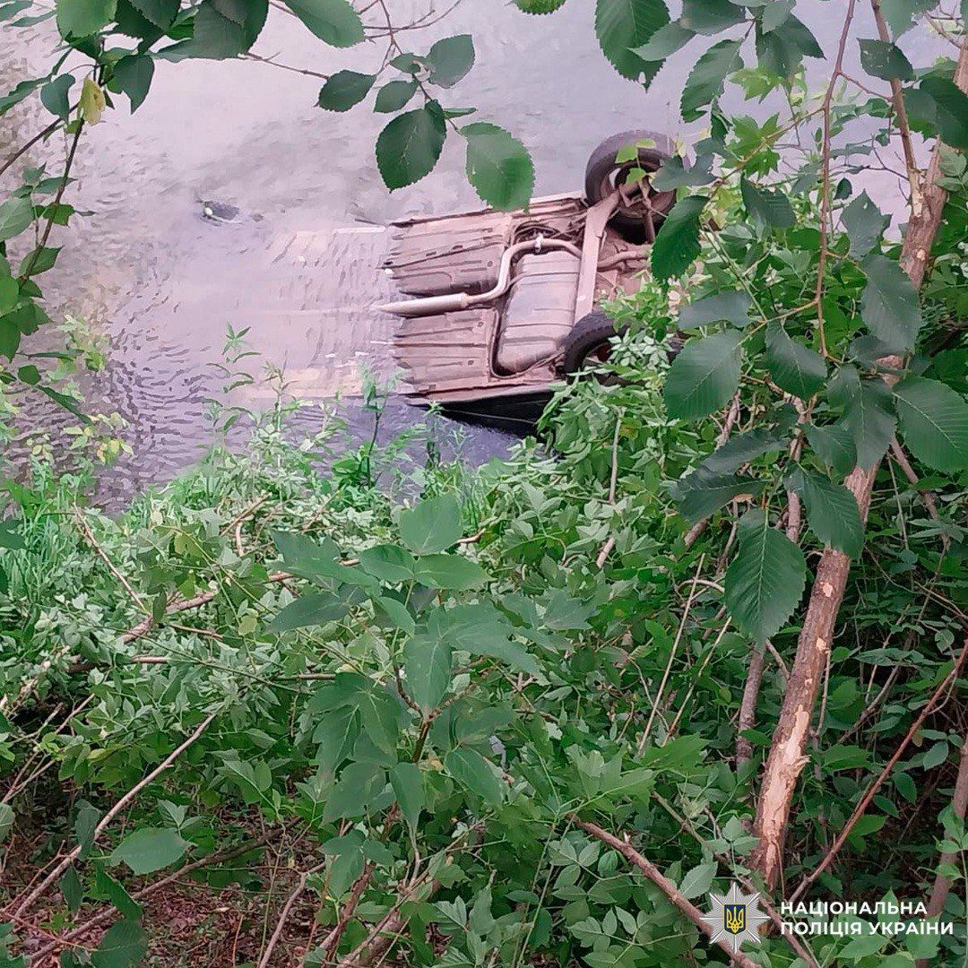 В Ізюмському районі автомобіль впав у річку: загинули хлопець та дівчина.