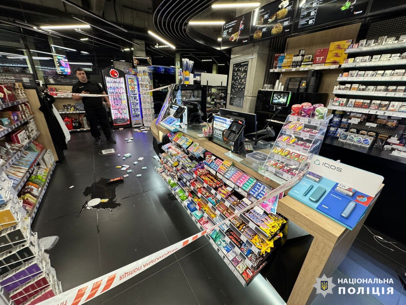 На Олексіївці чоловік підпалив касу на АЗС.