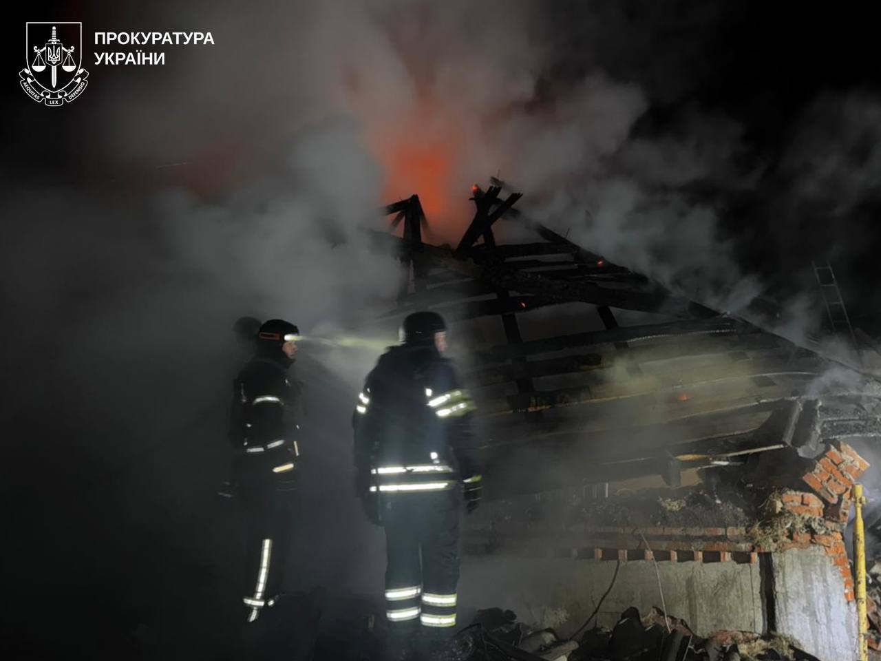 Погибли трое детей и их отец: РФ ударила БПЛА по жилому дому в Богодухове.