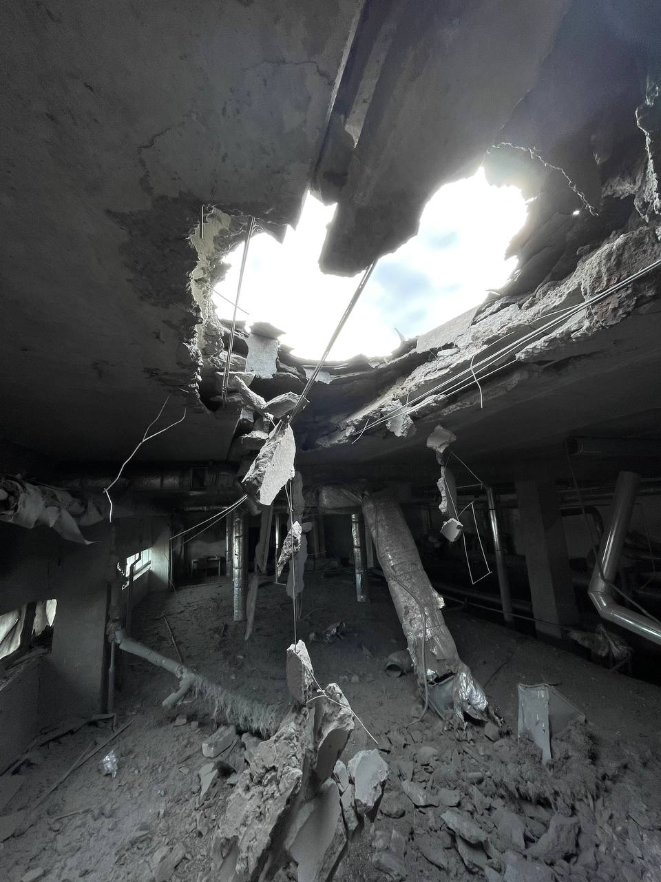 В Харькове ремонтируют разрушенную российскими обстрелами больницу фото 2 1