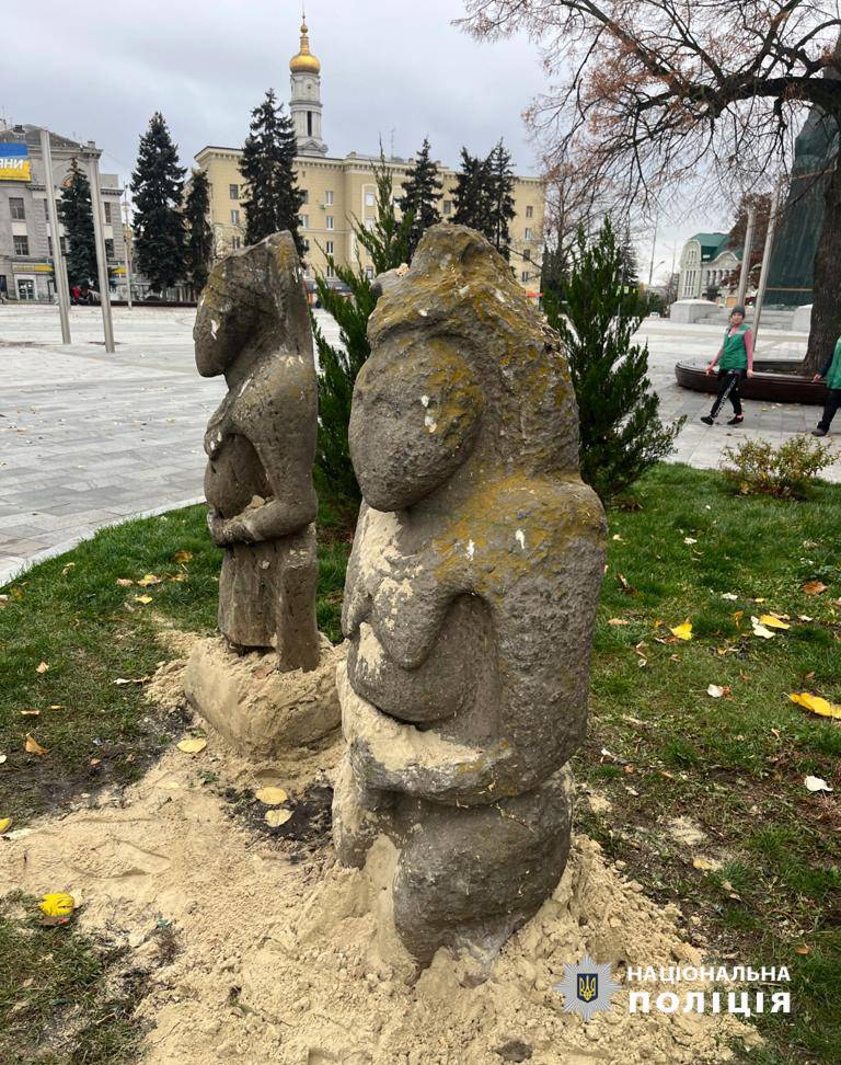 В центре Харькова неизвестные повредили скульптуры половецких баб.
