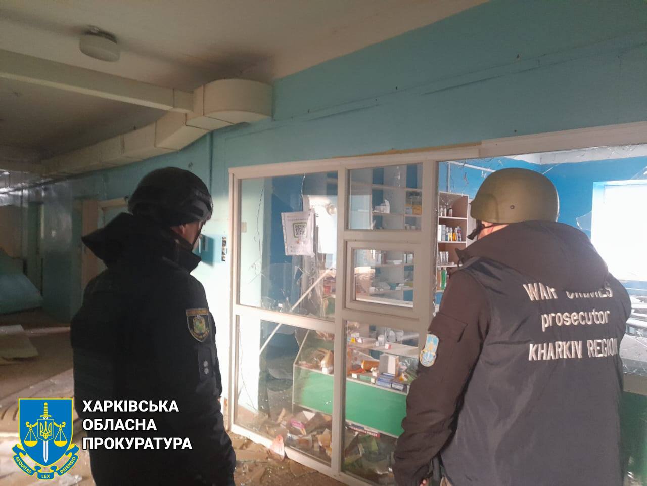 Россияне сбросили авиабомбы на больницу в Харьковской области.