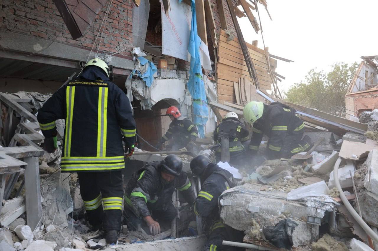 Чоловіка діставали з-під завалів понад годину: РФ обстріляла КАБами два райони Харкова.