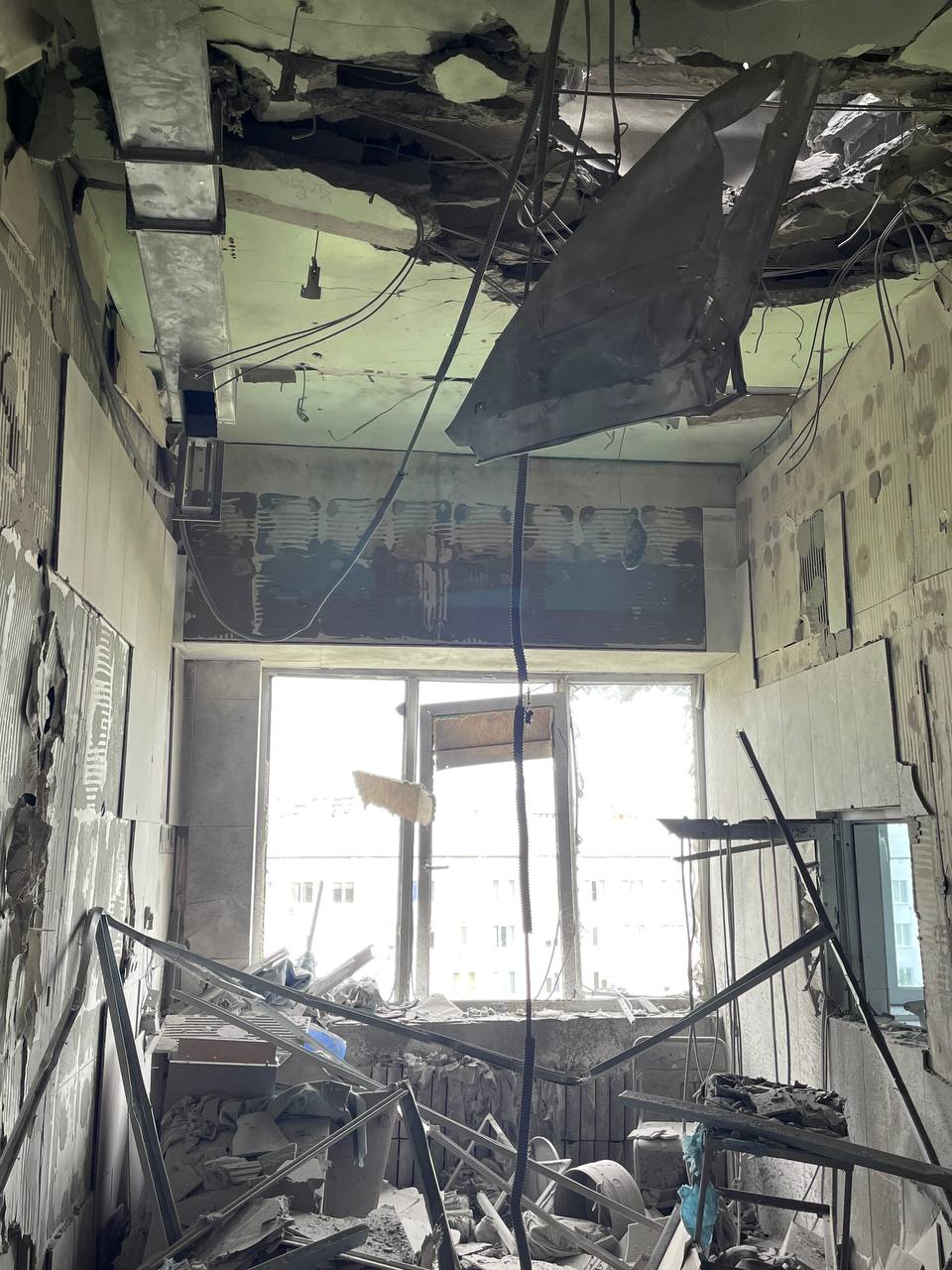 В Харькове ремонтируют разрушенную российскими обстрелами больницу фото 3 2