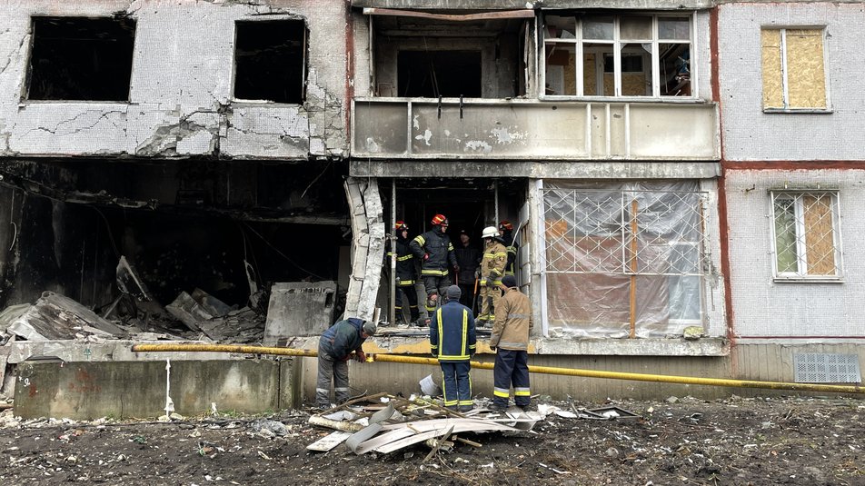 Дом по улице Метростроителей в Харькове, в который с десяток раз попадали российские снаряды. Северная Салтовка, 26 декабря, 2022.