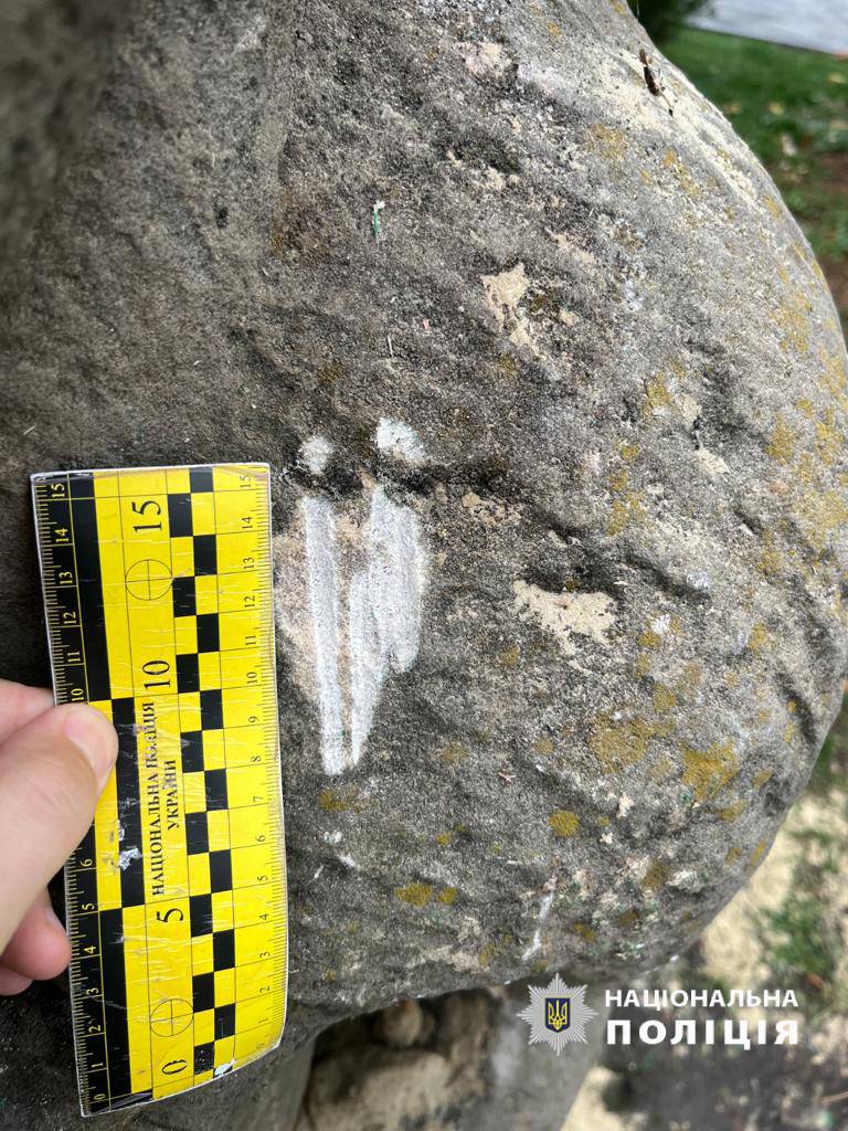 В центре Харькова неизвестные повредили скульптуры половецких баб.