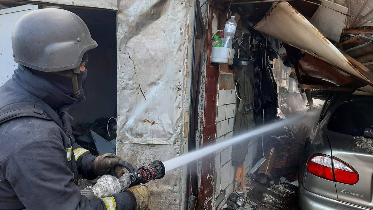 Чоловіка діставали з-під завалів понад годину: РФ обстріляла КАБами два райони Харкова.