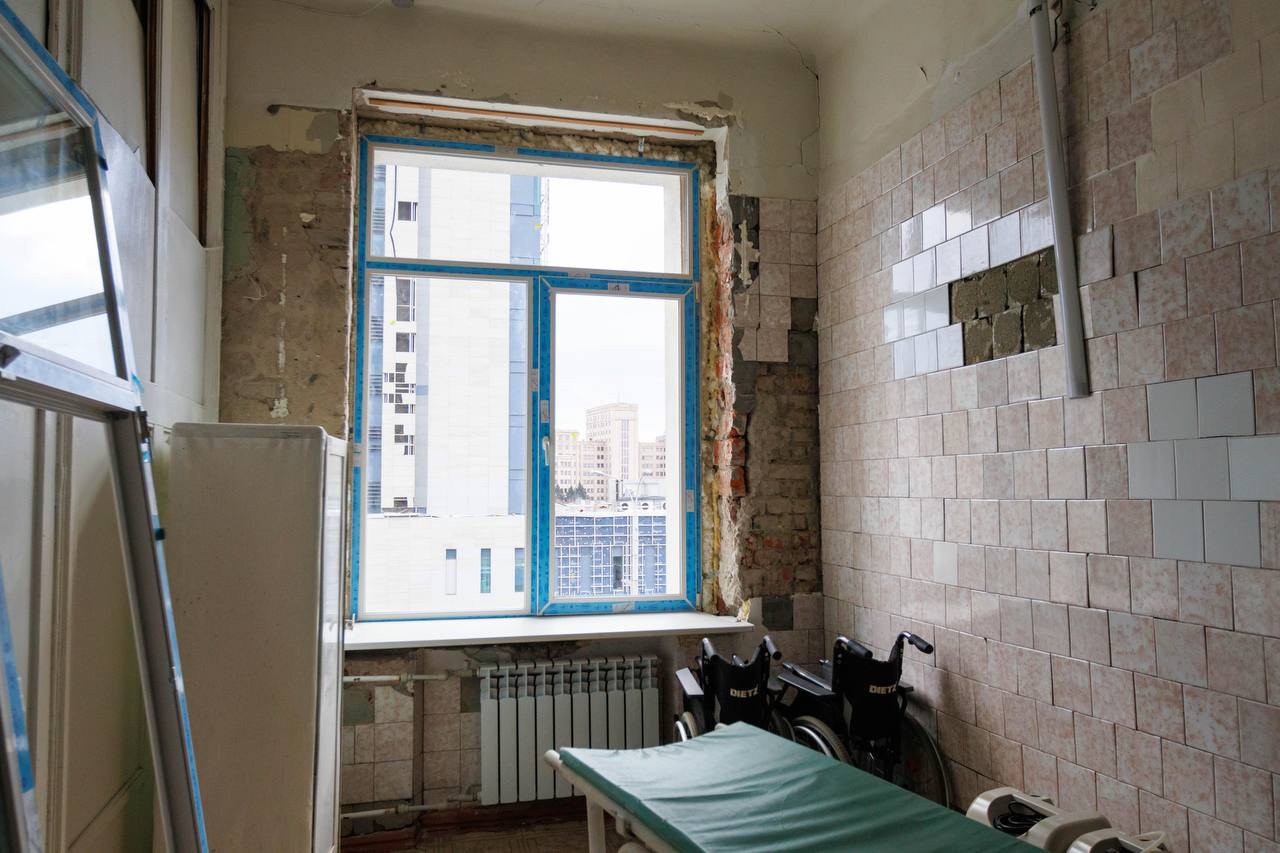 Благотворители помогают восстанавливать областную больницу после обстрелов &mdash; ХОВА.