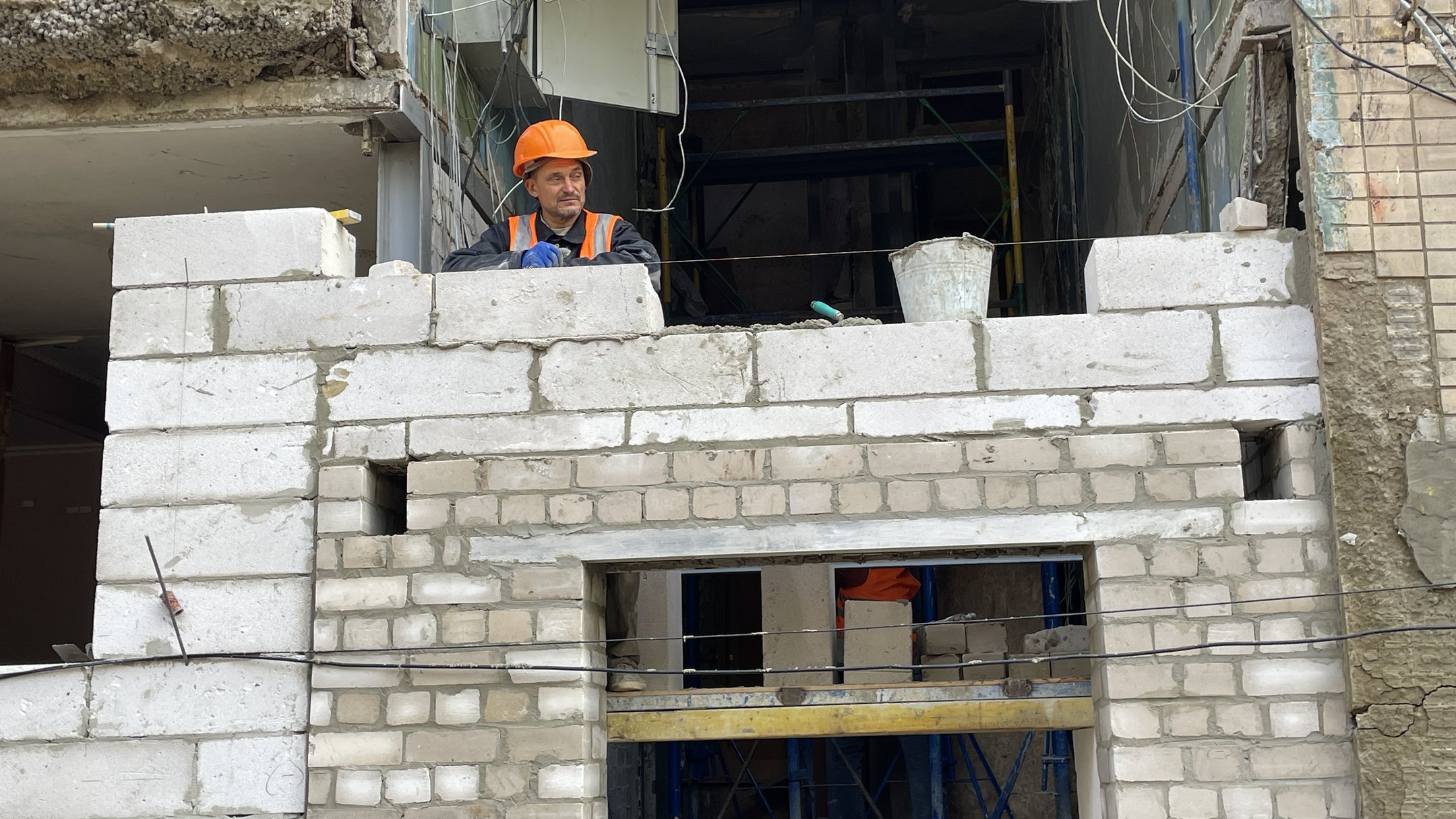 На Павловом Поле ремонтируют здание, разрушенное российским обстрелом весной, октябрь 2022 года.