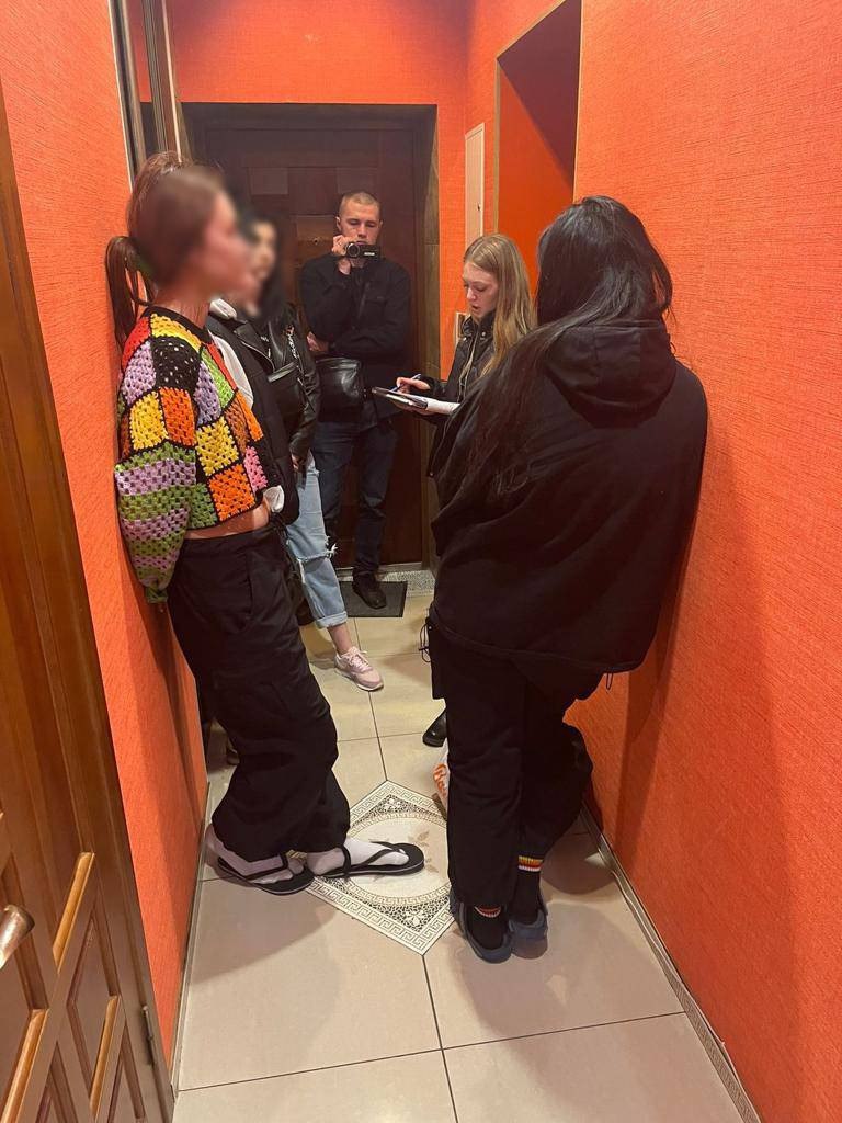 В Харькове сутенеры организовали бордели.