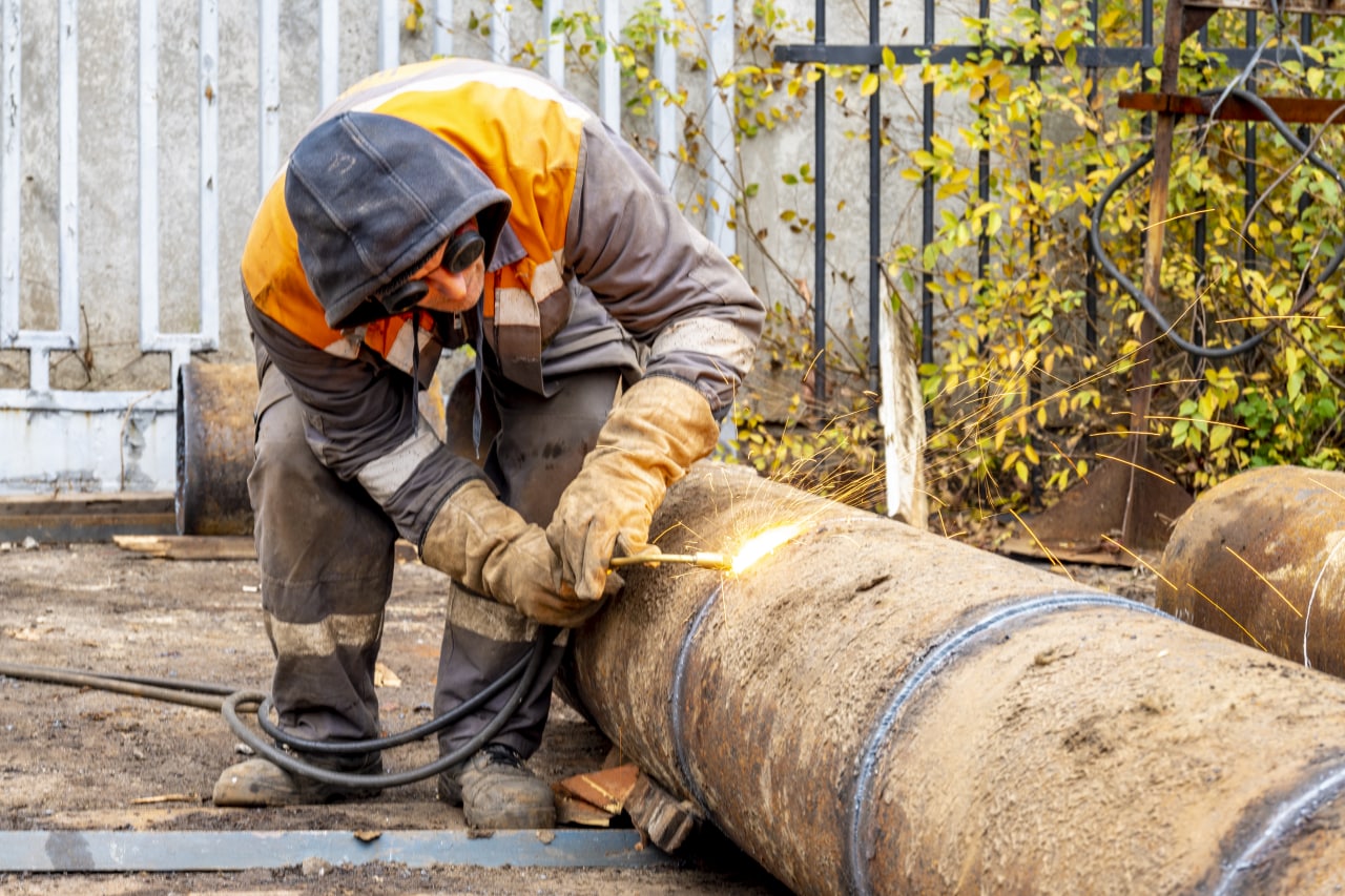 Харківські тепломережі виготовляють буржуйки для пунктів обігріву.