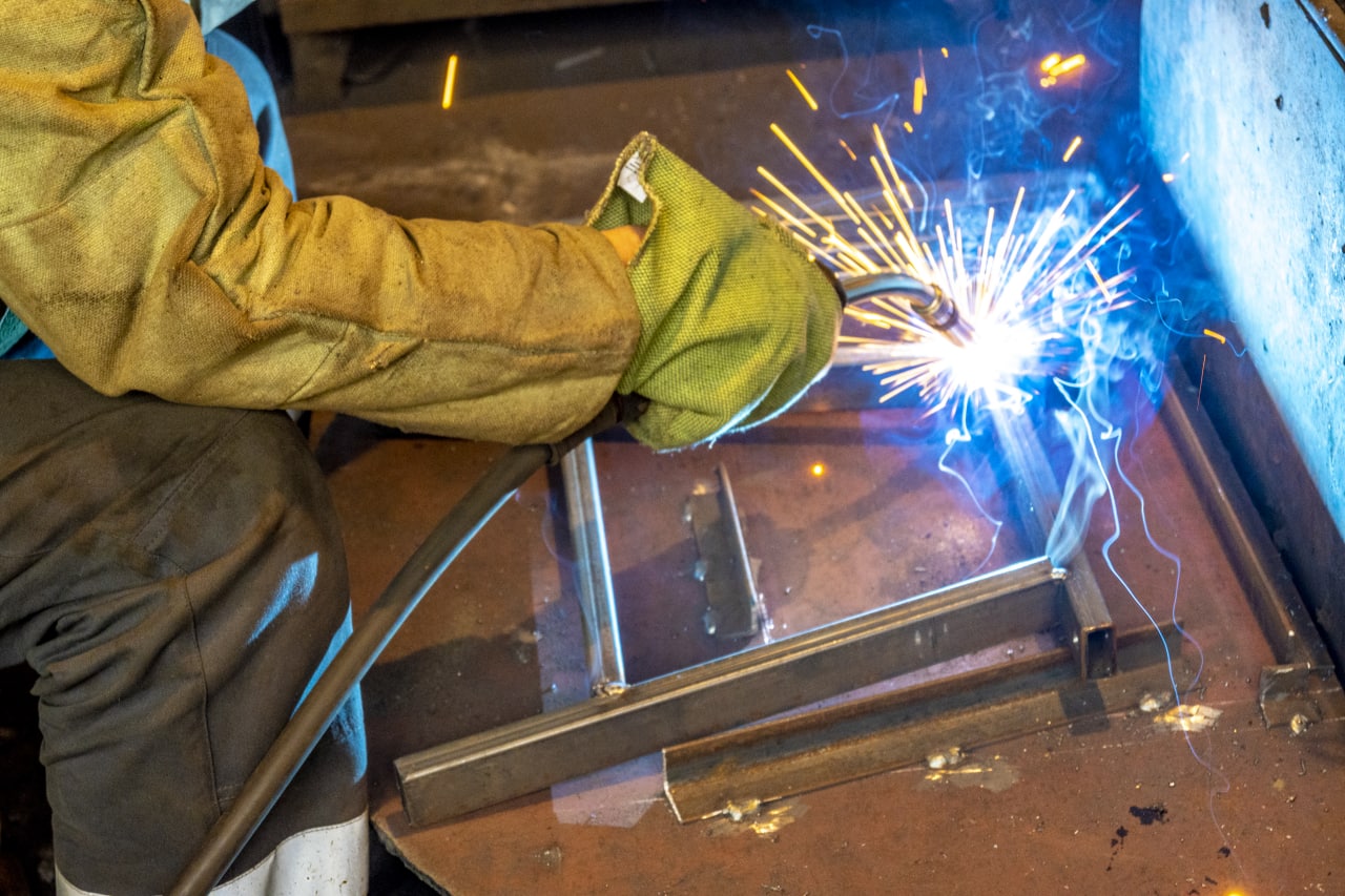 Харківські тепломережі виготовляють буржуйки для пунктів обігріву.