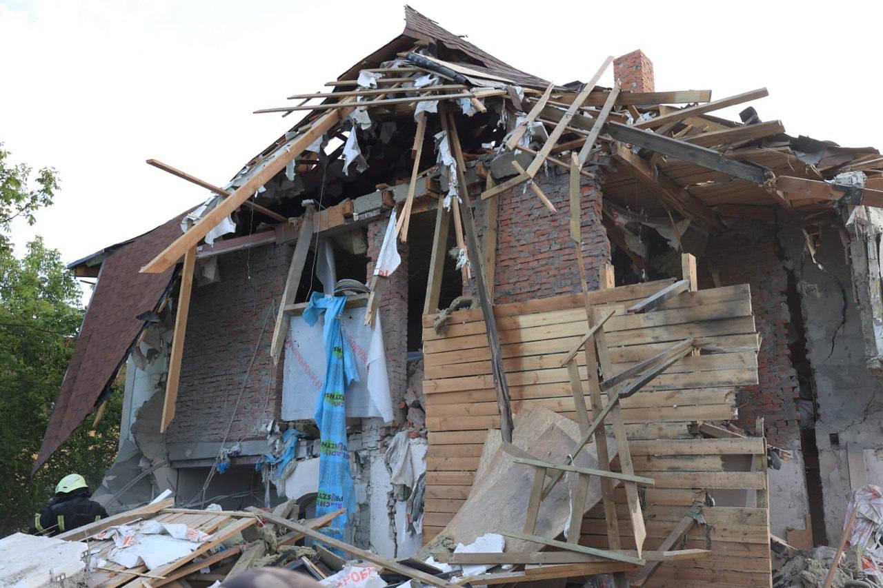 Чоловіка діставали з-під завалів понад годину: РФ обстріляла КАБами два райони Харкова.