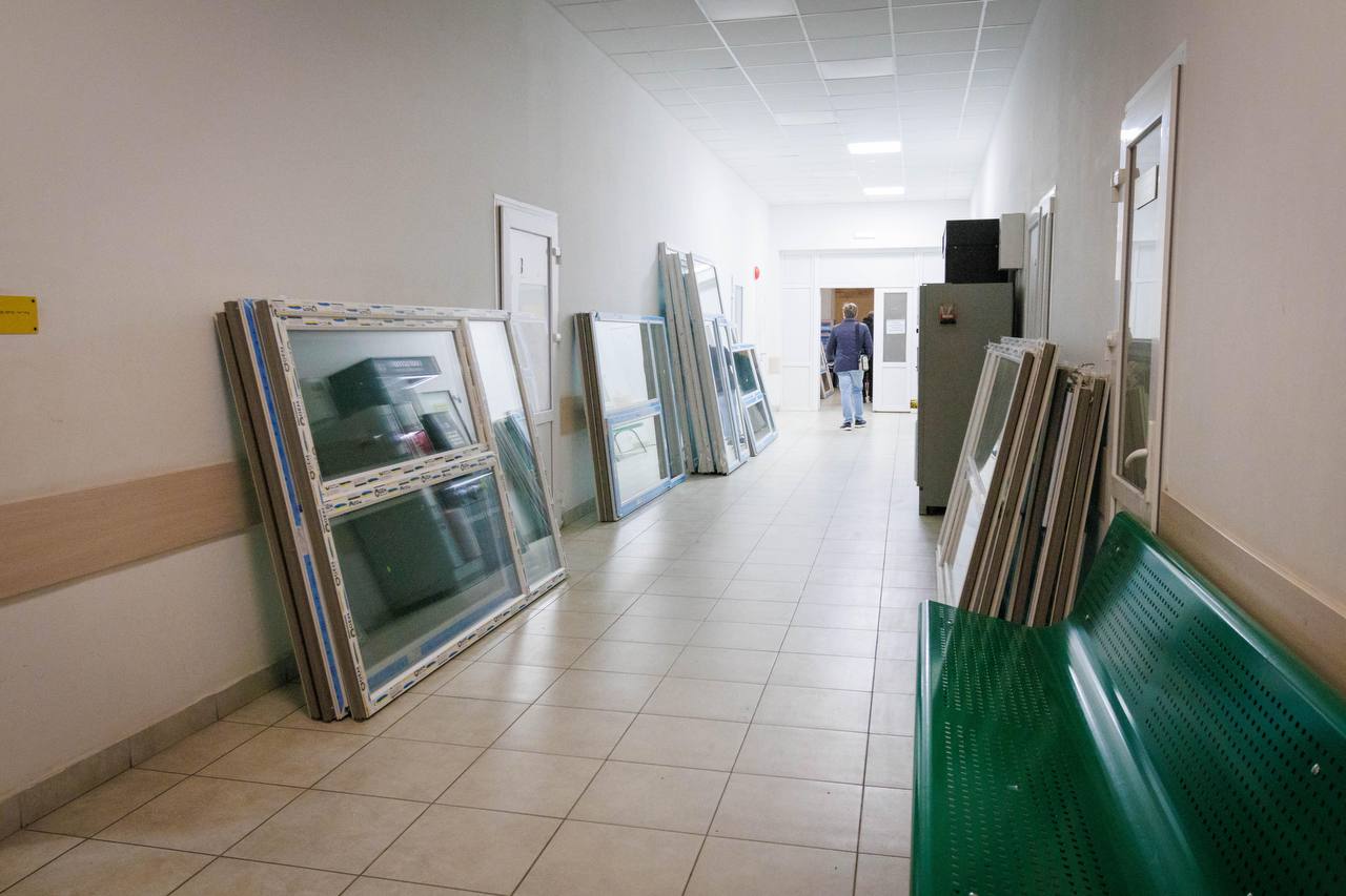 Благотворители помогают восстанавливать областную больницу после обстрелов &mdash; ХОВА.