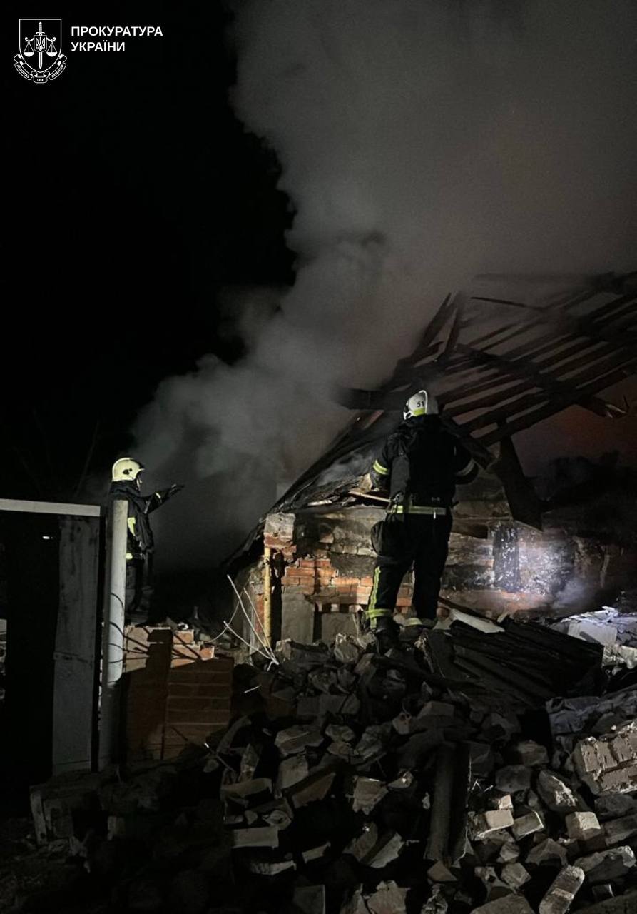 Погибли трое детей и их отец: РФ ударила БПЛА по жилому дому в Богодухове.