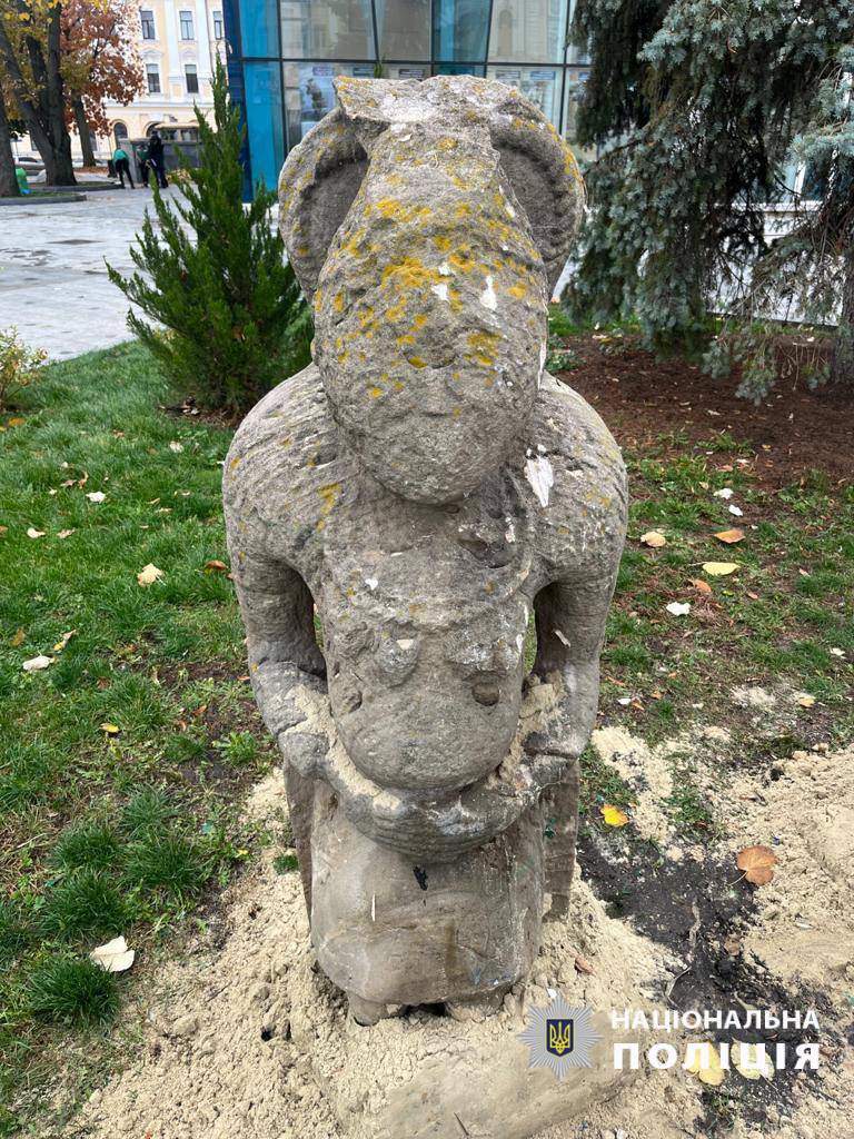 В центре Харькова неизвестные повредили скульптуры половецких баб.