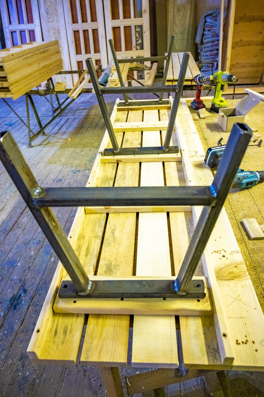 Харківські тепломережі виготовляють буржуйки для пунктів обігріву.