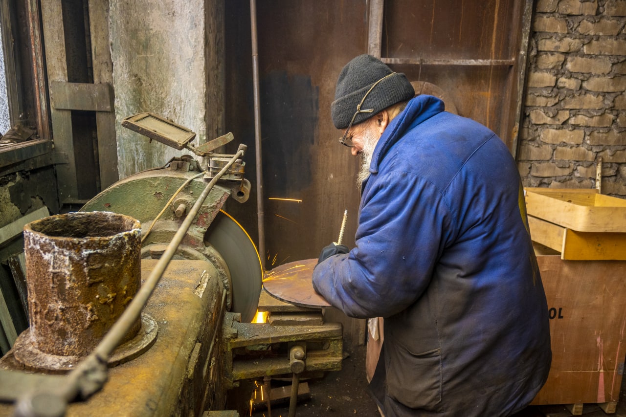 Харківські тепломережі виготовляють буржуйки для пунктів обігріву.