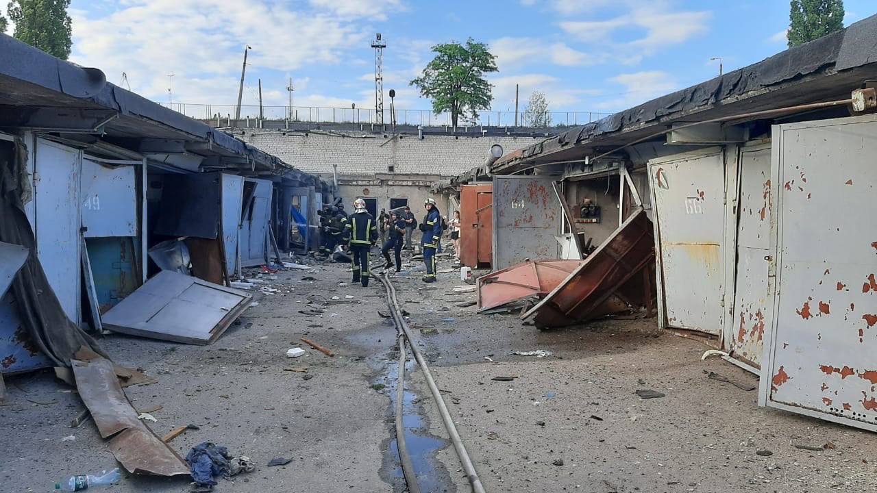 Чоловіка діставали з-під завалів понад годину: РФ обстріляла КАБами два райони Харкова.