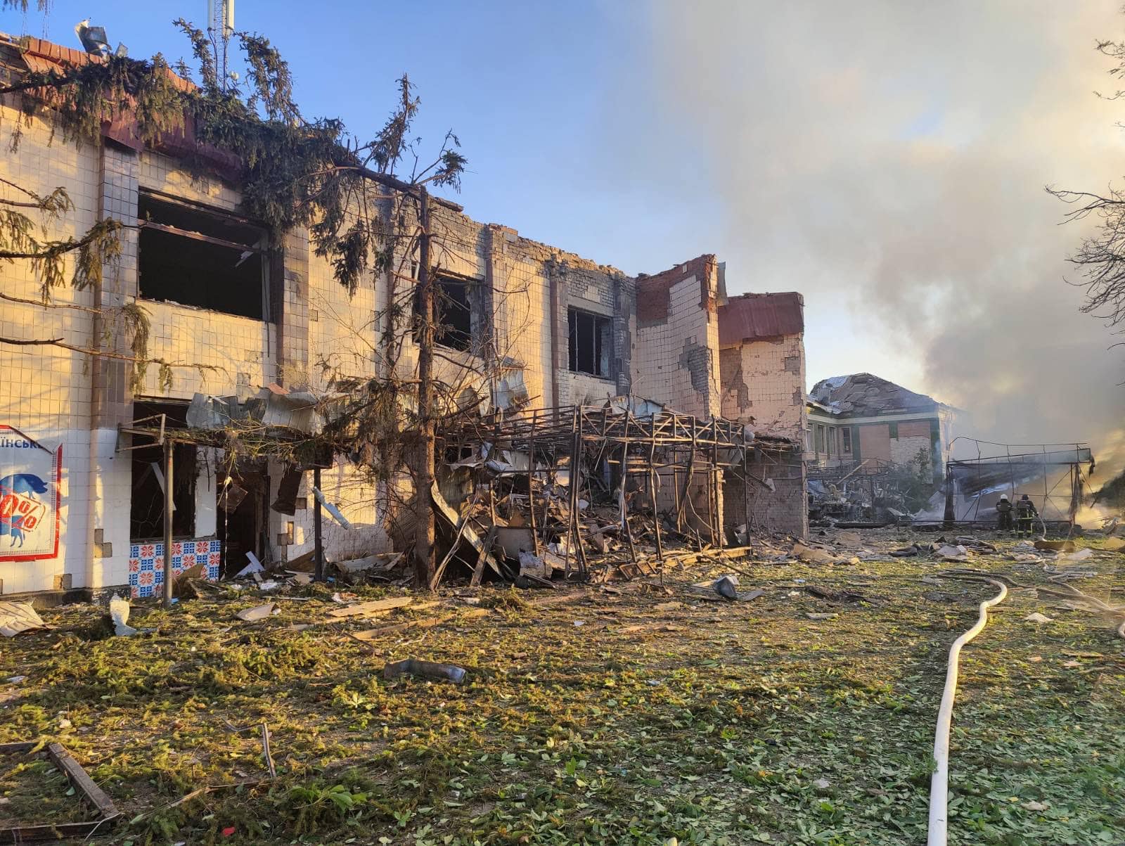 РФ обстріляла селищну раду у Харківській області