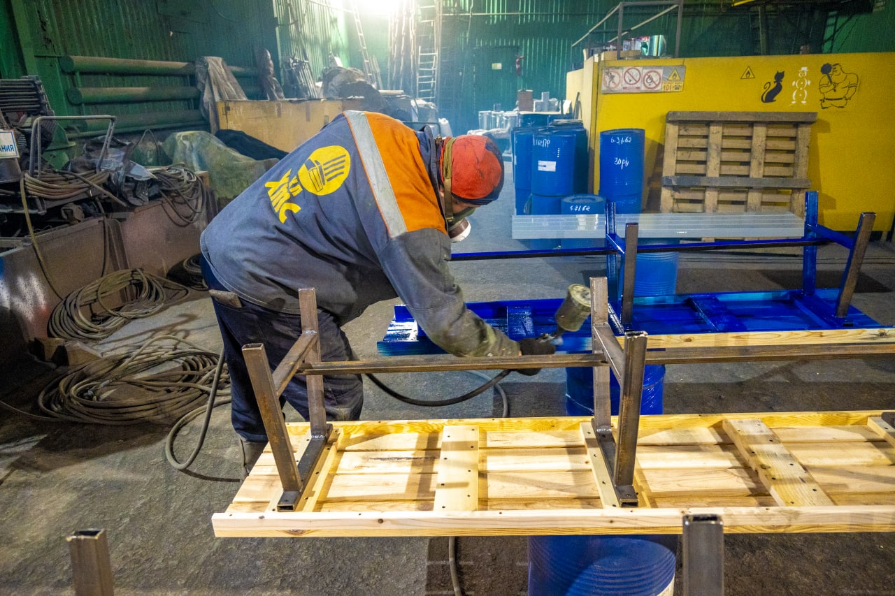 Харківські тепломережі виготовляють буржуйки для пунктів обігріву.