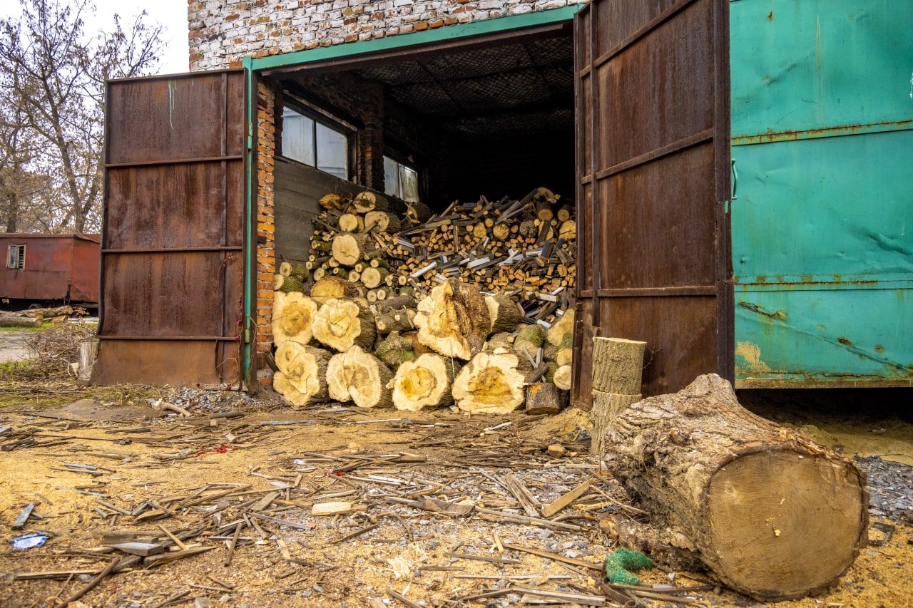 Харківські тепломережі виготовляють буржуйки для пунктів обігріву.