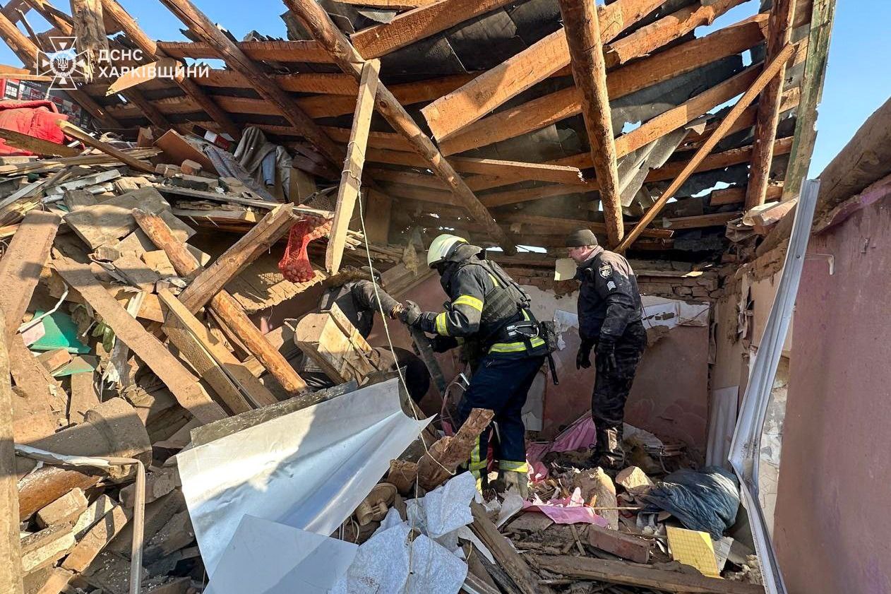 Окупанти скинули КАБи на приватні будинки у Богодухівському районі: серед постраждалих діти фото 1