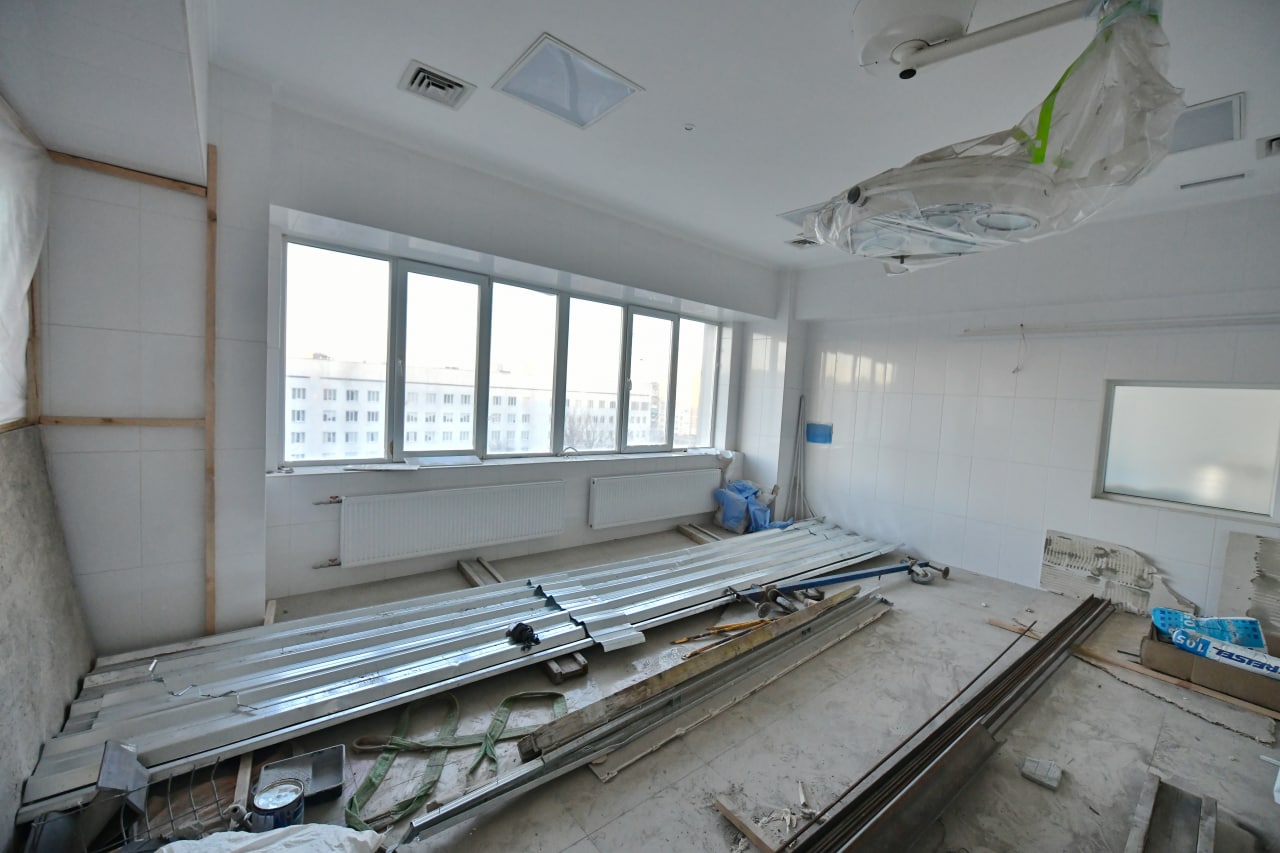 В Харькове ремонтируют разрушенную российскими обстрелами больницу фото 8 7