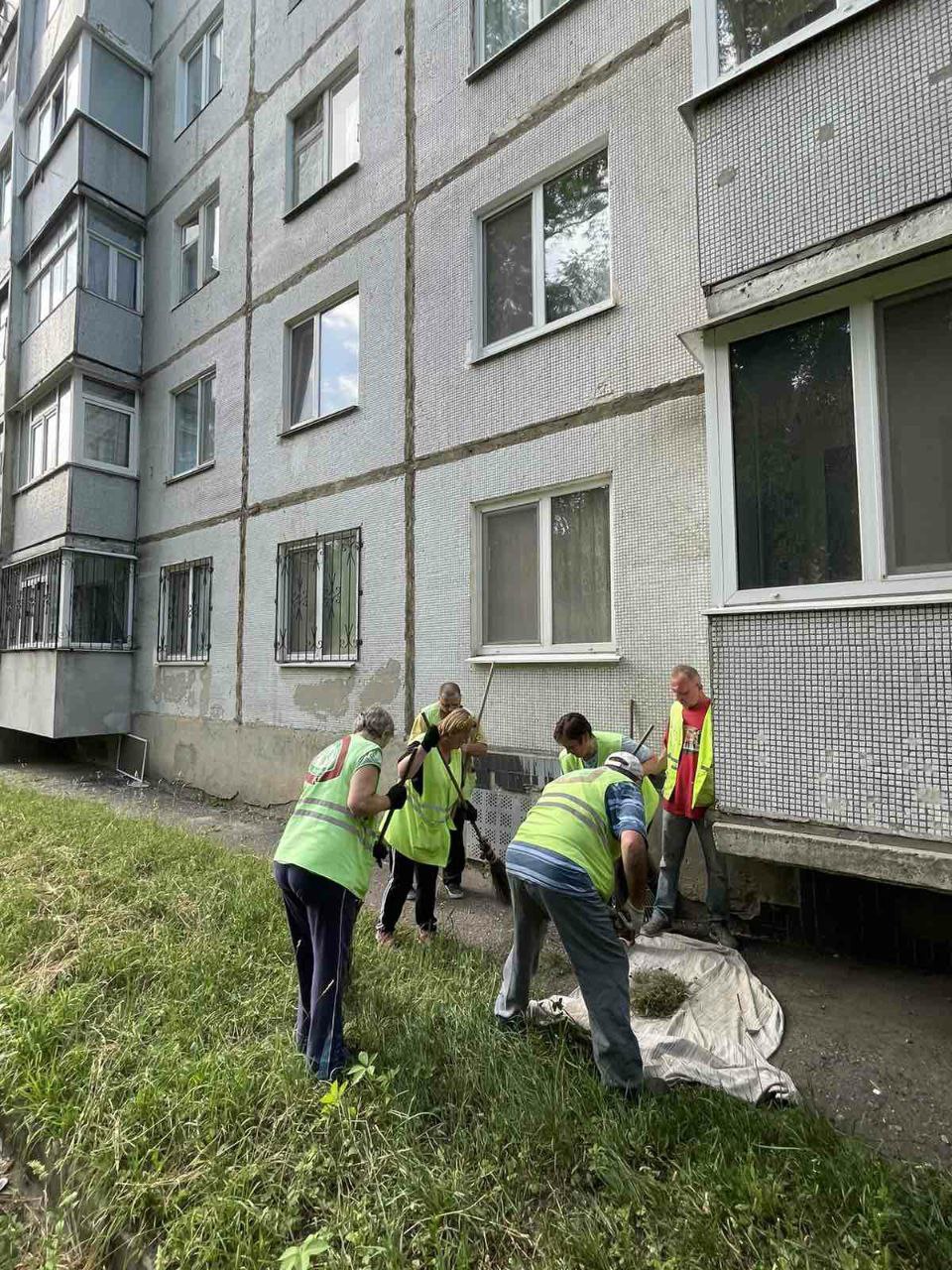 Чоловіка діставали з-під завалів понад годину: РФ обстріляла КАБами два райони Харкова.