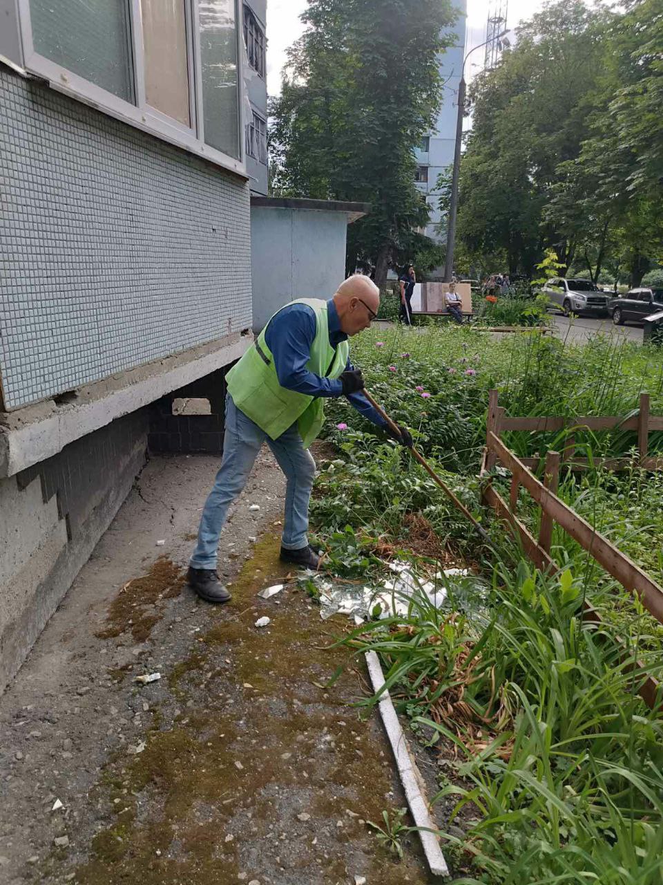 Чоловіка діставали з-під завалів понад годину: РФ обстріляла КАБами два райони Харкова.