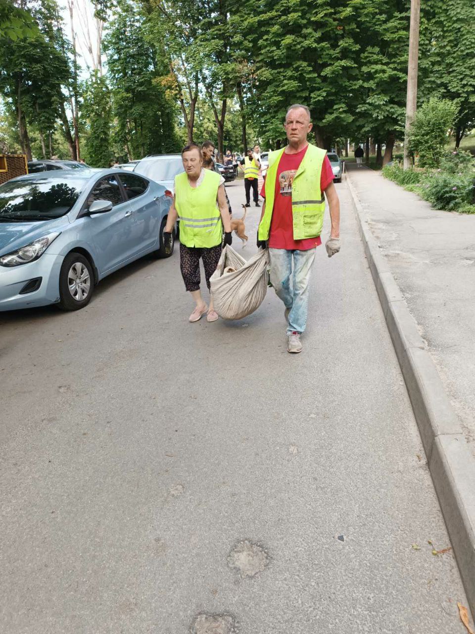 Чоловіка діставали з-під завалів понад годину: РФ обстріляла КАБами два райони Харкова.